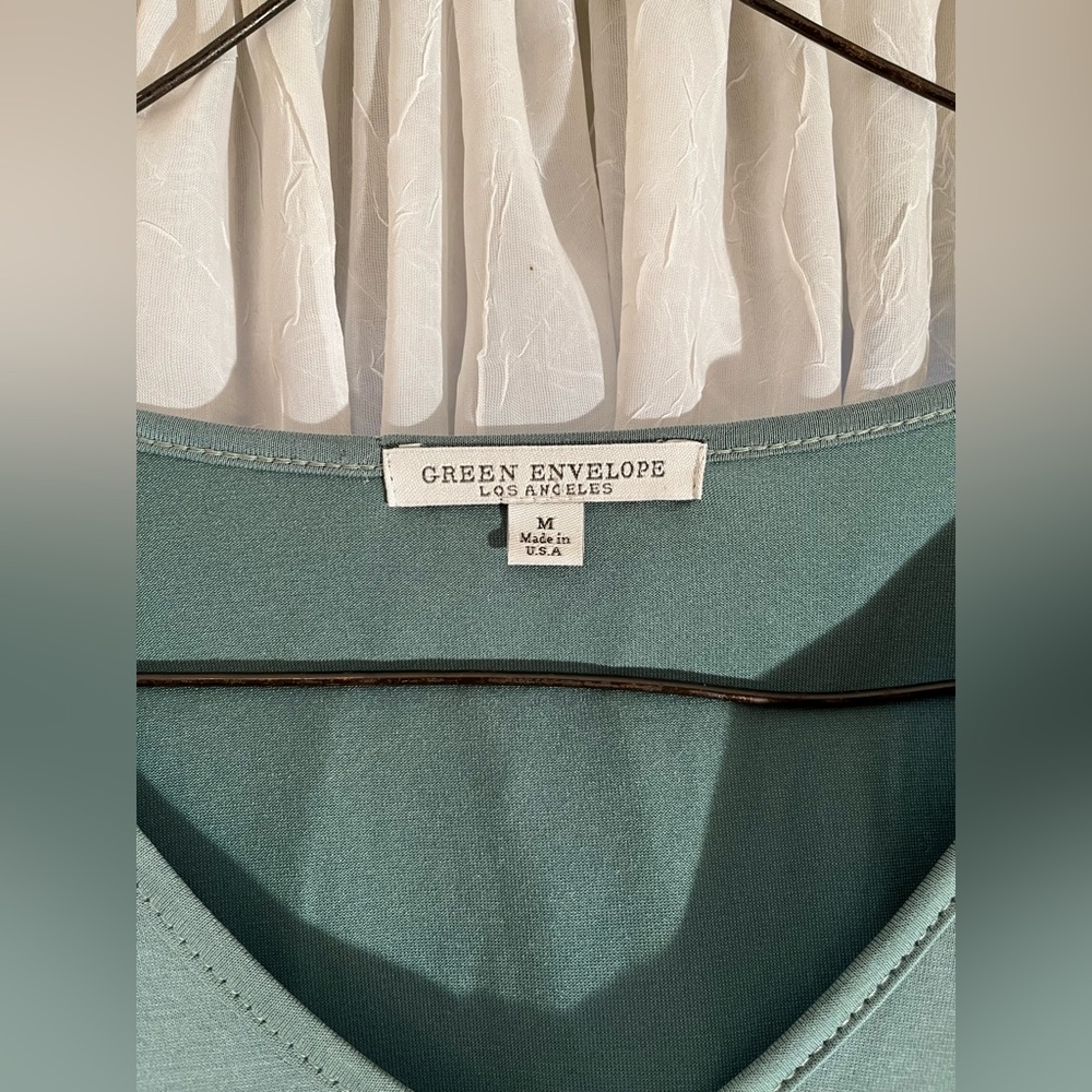 Green Envelope puffy shoulder top - Picture 4 of 4